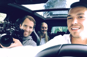 Kamerateam Hunderteins und Kevin Rink beim Filmdreh im Auto