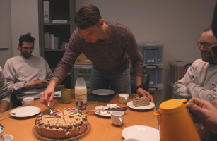 Kevin Rink schneidet die Torte an Gehrmeyer Greven