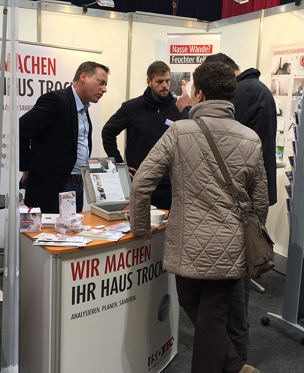 Inhaber Stefan Häusler und Bauleiter Oliver Flach im intensiven Beratungsgespräch rund um das Thema Schimmel