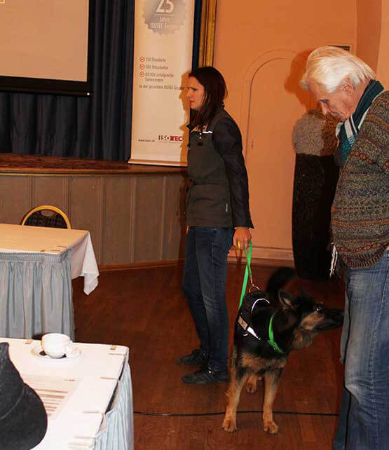 Sonja Stephanie mit Schimmelspürhund Sally