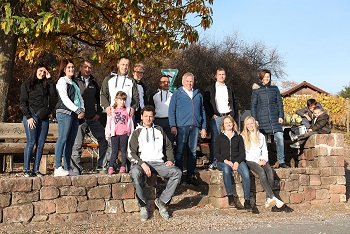 Gruppenbild des Teams der Abdichtungstechnik Probsthain mit Helfern und Familie