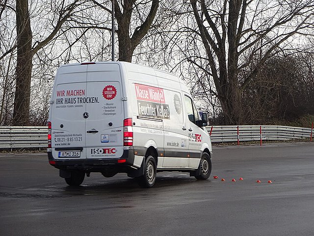 ISOTEC Kleintransporter beim ADAC Fahrsicherheitstraining unter Vollbelastung