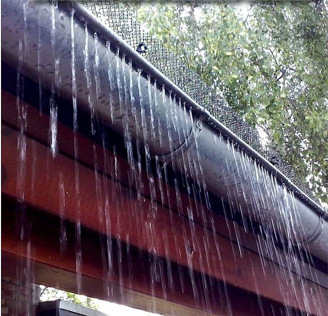 Verstopfte Regenrinnen, die überlaufen können auf Dauer einen Feuchtigkeitsschaden verstärken. Das überlaufende Wasser kann das Erdreich so stark durchfeuchten, so dass sich Wasser an der Hauswand aufstaut. Eine defekte bzw. alte Abdichtung der Aussenwand