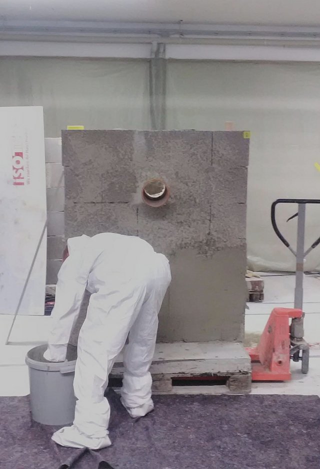 Abdichten einer Demo-Wand in der ISOTEC-Zentrale in Kürten