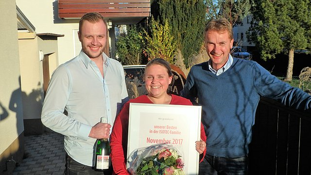 Robin Karsten aus der ISOTEC-Systemzentrale, Martina Wolf und ihr Chef Christoph Reiner vom ISOTEC-Fachbetrieb Abdichtungssysteme Reiner nach der Auszeichnung zu unserer Besten in der ISOTEC-Familie.