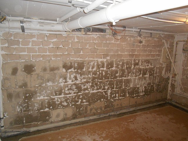 Abdichtungstechnik Morscheck Willich - Sanierung im Keller mit Innenabdichtung gegen feuchte Mauer