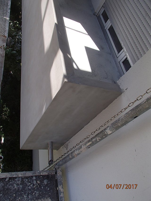 Betonbrüstung am Balkon - saniert von ISOTEC in Augsburg