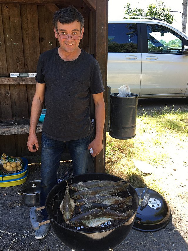 ISOTEC-Mitarbeiter Alex Barbi handhabt Werkzeug jeder Art, sowohl bei Innenabdichtungen, Wasserschäden als auch am Grill beim Betriebsausflug.