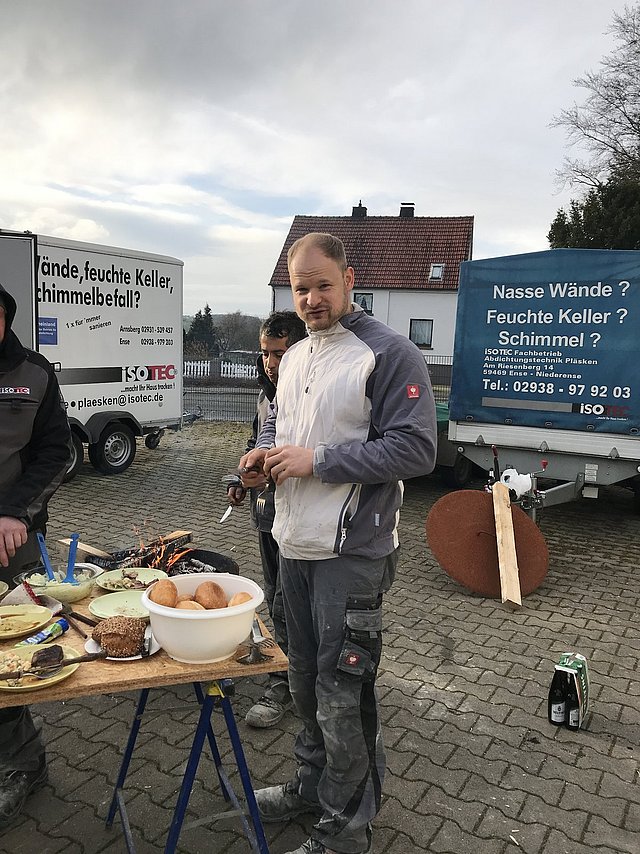 Björn am Buffet draußen auf dem Vorplatz der Firma