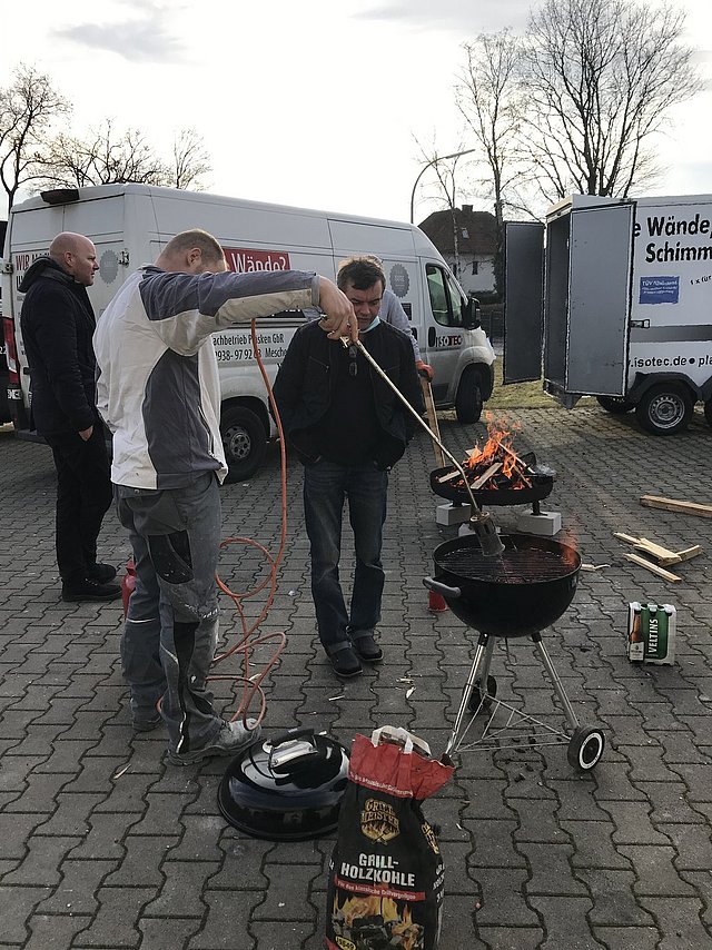 Björn am Grillanzünden auf dem Vorplatz der Firma