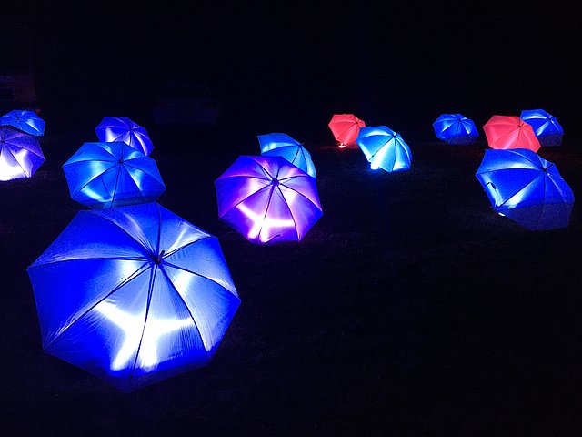 Regenschirme mit LED Beleuchtung vor dem Firmengebäude der Firma Isotec